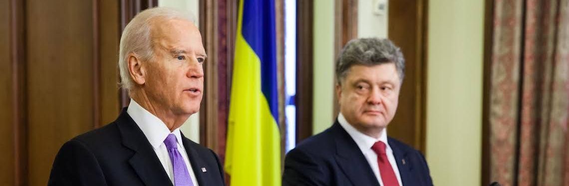 Байден пригрозил Порошенко