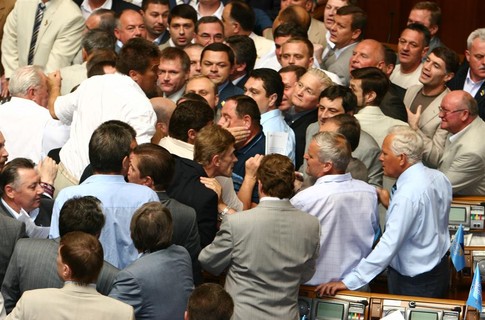 Наказание дракой в парламенте